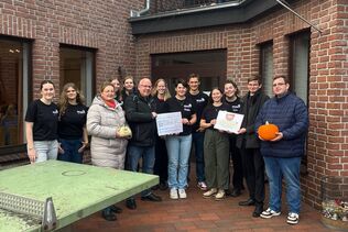 Bürgervereinigung Kerken übergibt Spendenerlös der Kürbismalaktion an die DLRG Kerken