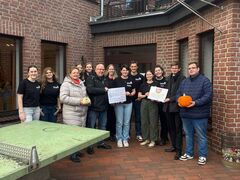 Bürgervereinigung Kerken übergibt Spendenerlös der Kürbismalaktion an die DLRG Kerken