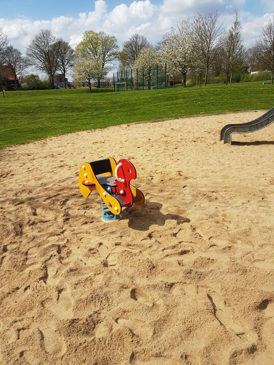 Neue Spielgeräte auf dem Spielplatz Ackermansfeld sind aufgebaut